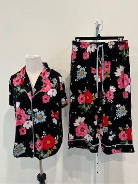Room Service Black and Pink Floral Pajama Set Short Sleeves Cropped Pants Small
